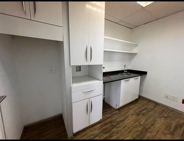 85M² OFFICE TO LET IN HYDE PARK